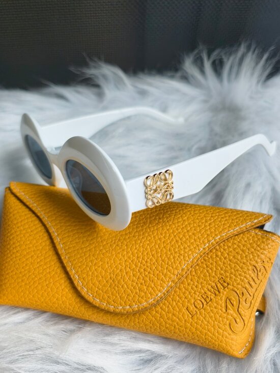 Loewe - White - Sunglasses - Cat-eye white frames with black lenses main image 4